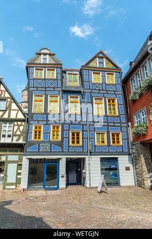 29 Agosto 2019: Municipio, blu colorato a struttura mista in legno e muratura (Fachwerkhaus) Casa, Case sul marketplace in Idstein, Assia (Assia), Germania. Nelle vicinanze Frankf Foto Stock