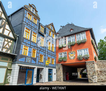 29 Agosto 2019: Municipio, blu colorato a struttura mista in legno e muratura (Fachwerkhaus) Casa, Case sul marketplace in Idstein, Assia (Assia), Germania. Nelle vicinanze Frankf Foto Stock