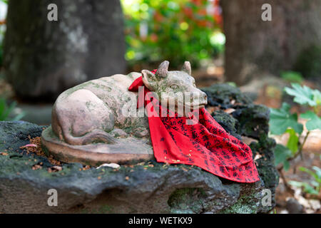 Fukuoka, Giappone - 28 Maggio 2019: bella mucca pacifica statua in Suikyo Tenmangu sacrario scintoista a Fukuoka, Giappone Foto Stock