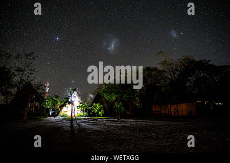 Il lago Malawi a Monkey Bay, la pesca di notte sul lago, lanterne brilla luminosa all'orizzonte, il sud-est-africa Foto Stock