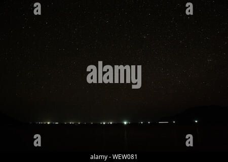 Il lago Malawi a Monkey Bay, la pesca di notte sul lago, lanterne brilla luminosa all'orizzonte, il sud-est-africa Foto Stock