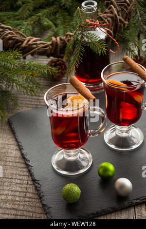 Natale tradizione bere. Vin brulé con cannella e albero di natale sul nero ardesia piatto. Close up, copia dello spazio. Foto Stock