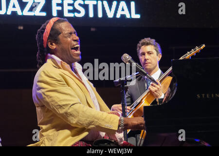 Chicago, IL, Stati Uniti d'America. Il 29 agosto, 2019. Freddie Cole, fratello del compianto Nat King Cole e Lionel Cole, Freddie il figlio eseguita presso il Chicago Jazz Festival ad una folla di migliaia di persone. Ottantotto anni di Freddie era lento in movimento ma ancora dimostrato il suo musical braciole di cantare e suonare il pianoforte, suo figlio, Lionel visualizzato il suo spirito entusiastico, vincendo il sorriso e talento musicale che corre nella famiglia. Credito: Karen I. Hirsch/ZUMA filo/Alamy Live News Foto Stock