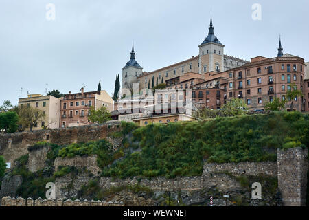 TOLEDO, Spagna - 24 Aprile 2018: l'Alcazar di Toledo visto dal Ponte di Alcantara. Foto Stock