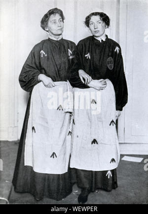 Il PEFA 1094, Pankhursts in prigione abbigliamento, 1908 foto di Mrs Emmeline e Miss Christobel presso la loro prigionia dopo le dimostrazioni di Westminster nel mese di ottobre Foto Stock