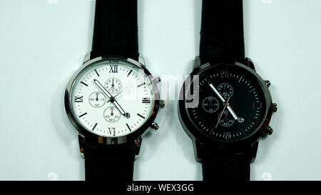 Orologi eleganti nel classico colore per uomo e donna Foto Stock