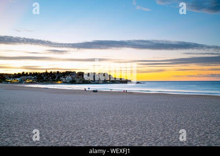 Bondi Beach a Sydney all'alba guardando a nord Foto Stock