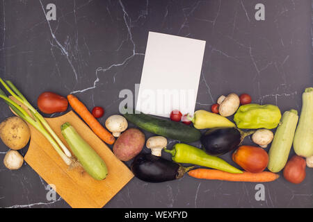 Carni e verdure biologiche e del libro bianco per la ricetta o titolo della tabella Foto Stock