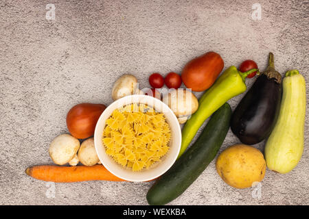 Carni e verdure organiche sul tavolo della cucina Foto Stock