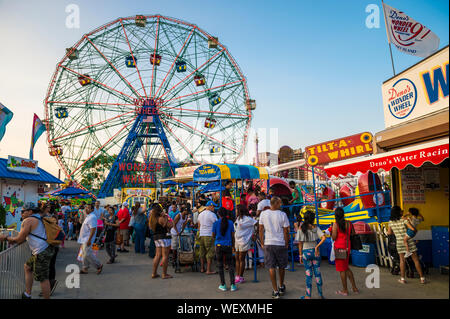 NEW YORK CITY - Luglio 2017: brivido folla il colorato parco divertimenti sul lungomare a Coney Island a Brooklyn. Foto Stock