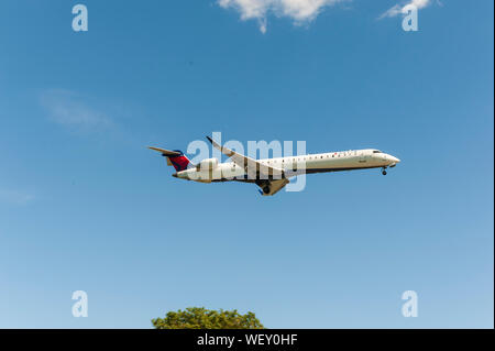 Canadair Jet regionale CRJ-900 Delta Connection in atterraggio a Lexington Bluegrass Airport Foto Stock