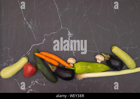 Carni e verdure organiche sul tavolo della cucina fresca e verdure organiche sul tavolo della cucina Foto Stock