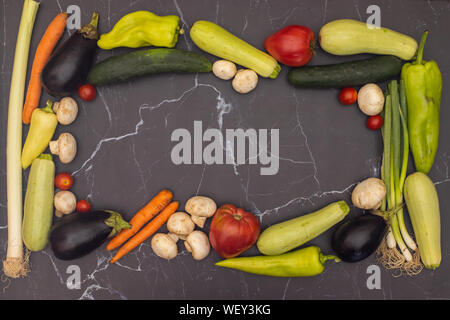 Carni e verdure organiche sul tavolo della cucina fresca e verdure organiche sul tavolo della cucina Foto Stock