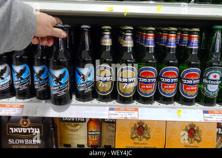 La birra in un supermercato israeliano Foto Stock