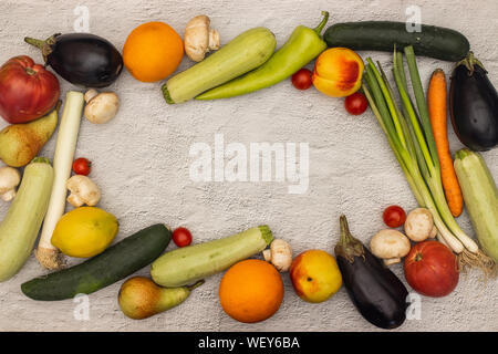 Carni e verdure organiche sul tavolo della cucina fresca e verdure organiche sul tavolo della cucina Foto Stock