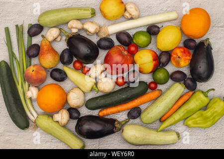 Carni e verdure organiche sul tavolo della cucina Foto Stock