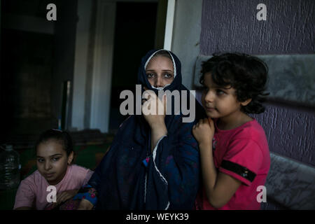 (190830) -- Tripoli, il 30 agosto 2019 (Xinhua) -- Om Muhammad (C), un spostato donna libica, è visto con le sue figlie in un dispensario abbandonato utilizzato come rifugio temporaneo per i civili sfollati a Tripoli, in Libia, il il 30 agosto 2019. Vice Alto Commissario per l Alto Commissariato delle Nazioni Unite dei rifugiati (ACNUR) Kelly T. Clements martedì ha sottolineato la necessità di ulteriore sostegno da parte della comunità internazionale per i rifugiati in Libia. Più di 268,000 libici sono ora gli sfollati interni, inclusi 120.000 sfollati sin dall'inizio del conflitto armato in precedenza in aprile tra le Nazioni Unite-backed governo un Foto Stock