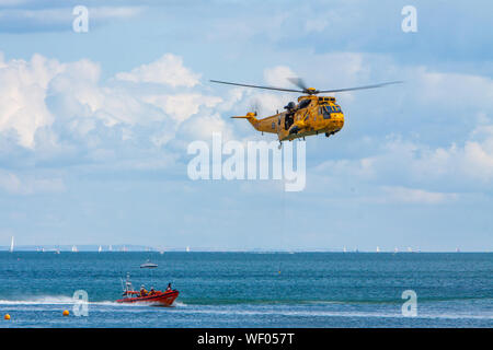 RAF Sea King e elicottero RNLI Atlantic 85 Classe scialuppa di salvataggio Costiera Foto Stock