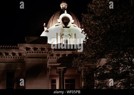 Un tempo di notte vista della sommità del Tupelo municipio edificio con una cupola e finestre a tutto sesto, con spotlight nella città natale di Elvis, Tupelo, MS, STATI UNITI D'AMERICA, Foto Stock