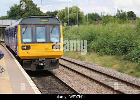 Ferroviaria settentrionale DMU Pacer 142 003 a Kirk Sandall stazione ferroviaria, South Yorkshire Foto Stock