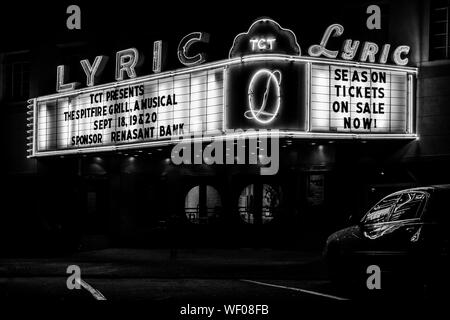 Un nostalgico vista di un vintage movie theater, lirica, con neon marquee e i riflessi delle vetture nella notte oscura del tempo in scena Tupelo, MS, STATI UNITI D'AMERICA Foto Stock