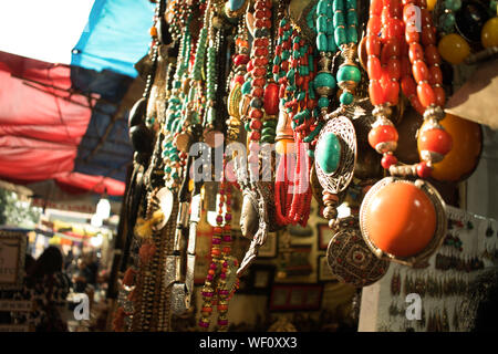 Vintage vecchi manufatti realizzati a mano e venduti nelle strade di Dilli Haat Foto Stock