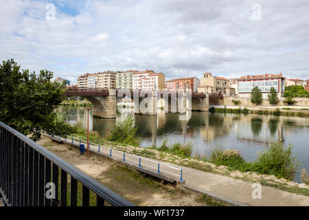 Riverwalk e storico ponte di Carlos III sul fiume Ebro in Miranda del Ebro, provincia di Burgos, Spagna Foto Stock