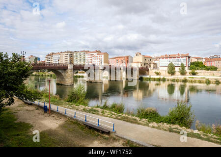 Riverwalk e storico ponte di Carlos III sul fiume Ebro in Miranda del Ebro, provincia di Burgos, Spagna Foto Stock