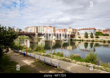 Riverwalk e storico ponte di Carlos III sul fiume Ebro in Miranda del Ebro, provincia di Burgos, Spagna Foto Stock