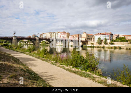 Riverwalk e storico ponte di Carlos III sul fiume Ebro in Miranda del Ebro, provincia di Burgos, Spagna Foto Stock