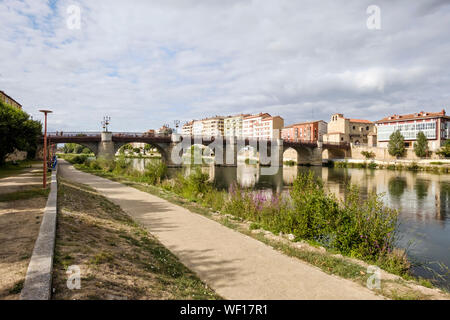 Riverwalk e storico ponte di Carlos III sul fiume Ebro in Miranda del Ebro, provincia di Burgos, Spagna Foto Stock