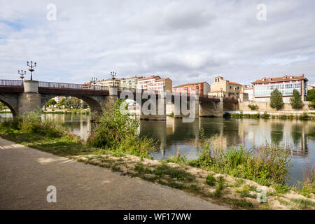 Riverwalk e storico ponte di Carlos III sul fiume Ebro in Miranda del Ebro, provincia di Burgos, Spagna Foto Stock