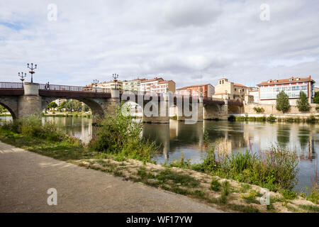 Riverwalk e storico ponte di Carlos III sul fiume Ebro in Miranda del Ebro, provincia di Burgos, Spagna Foto Stock