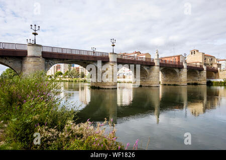 Ponte storico di Carlos III sul fiume Ebro in Miranda del Ebro, provincia di Burgos, Spagna Foto Stock