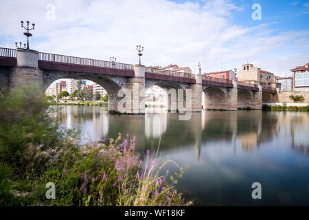 Ponte storico di Carlos III sul fiume Ebro in Miranda del Ebro, provincia di Burgos, Spagna Foto Stock