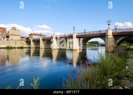 Ponte storico di Carlos III sul fiume Ebro in Miranda del Ebro, provincia di Burgos, Spagna Foto Stock