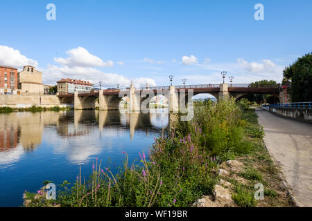 Riverwalk e storico ponte di Carlos III sul fiume Ebro in Miranda del Ebro, provincia di Burgos, Spagna Foto Stock