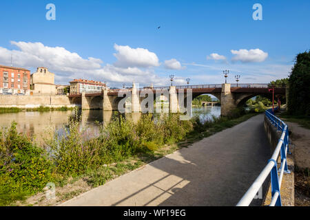 Riverwalk e storico ponte di Carlos III sul fiume Ebro in Miranda del Ebro, provincia di Burgos, Spagna Foto Stock