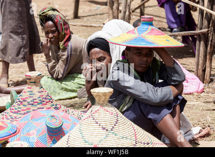 OROMIA, ETIOPIA-aprile 22, 2015: le donne non identificato vendere fatti a mano di cestelli in un mercato in Etiopia Foto Stock