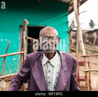 OROMIA, ETIOPIA-aprile 22, 2015: Ritratto di non identificato uomo Etiope con gli occhiali spessi al di fuori della sua casa in Oromia Foto Stock