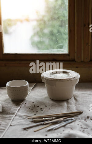 Stampo per il colaggio di prodotti di argilla con una miscela all'interno. Foto Stock