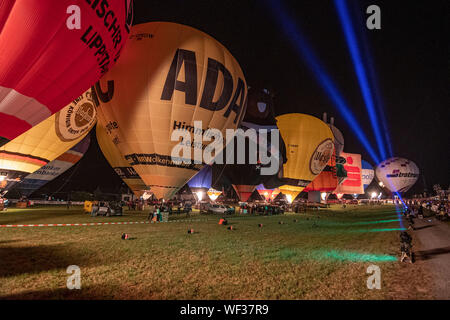 Warstein, Germania. Il 30 agosto, 2019. I palloni ad aria calda sono a terra per la XXIX International Warsteiner Montgolfiade. Circa 120 palloncini ha preso il largo in condizioni ottimali, come un portavoce per il balloon festival detto. Nella regione di Sauerland, numerose mongolfiere sono per essere lanciato durante il weekend e nei giorni seguenti. Un totale di centomila visitatori sono attesi alla nove giorni di spettacolo a palloncino. Credito: Markus Kluemper/dpa/Alamy Live News Foto Stock