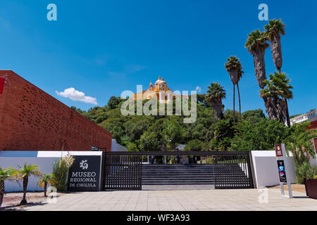 San Andres Cholula, Messico, Settembre 30, 2018 - bel Santuario di Nostra Signora dei Rimedi santuario e museo regionale a giornata soleggiata con cielo blu. Foto Stock