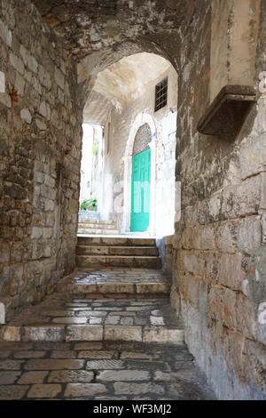 Vecchio romantiche stradine acciottolate e passaggi nella città vecchia di Sibenik in Croazia Foto Stock