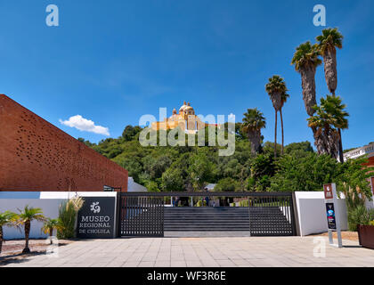 San Andres Cholula, Messico, Settembre 30, 2018 - bel Santuario di Nostra Signora dei Rimedi santuario e museo regionale a giornata soleggiata con cielo blu. Foto Stock