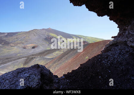 Vista di Mt. L'Etna, il più grande vulcano attivo d'Europa, Sicilia, Italia Foto Stock