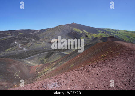 Vista di Mt. L'Etna, il più grande vulcano attivo d'Europa, Sicilia, Italia Foto Stock