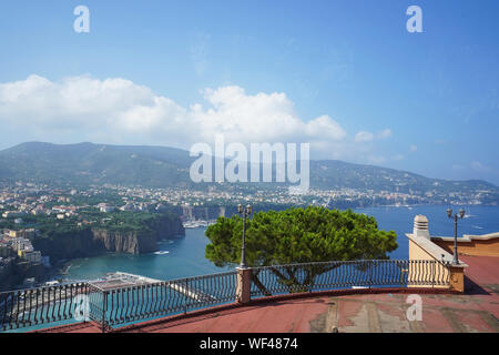 Vista panoramica di Sorrento e sulla baia di Napoli e la Costiera Amalfitana, Italia Foto Stock
