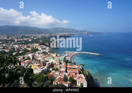 Vista panoramica di Sorrento e sulla baia di Napoli e la Costiera Amalfitana, Italia Foto Stock