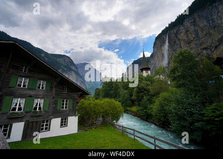 Chiesa e Staubbach cade nella città svizzera di Lauterbrunnen, Oberland bernese, Svizzera Foto Stock